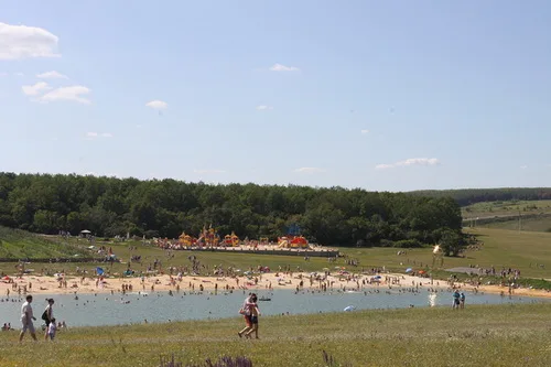 Пляж на озере в сафари-парке "Кудыкина гора" Пляж на озере в сафари-парке "Кудыкина гора"