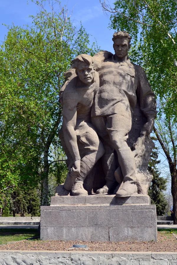 Скульптура "Выстояв, мы победили смерть". Мамаев курган