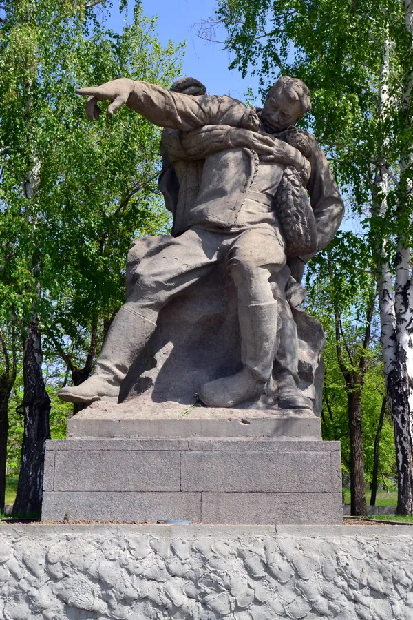 Раненый командир в решающий момент боя. Скульптура. Мамаев курган