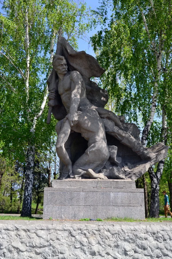 Знаменосец. Скульптура. Мамаев курган