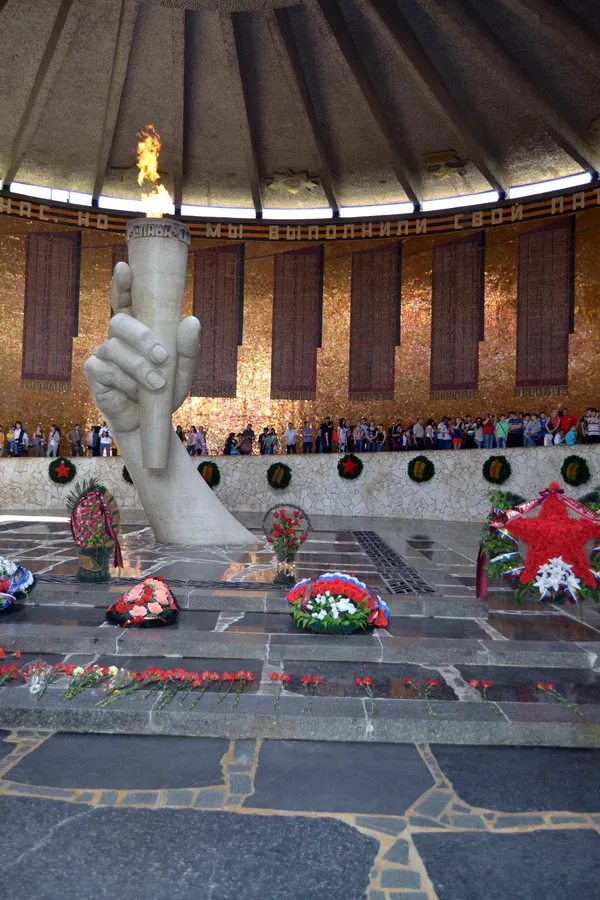 Вечный огонь. Мамаев курган в Волгограде