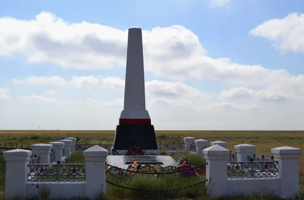Памятник погибшим металлургам недалеко от озера Эльтон