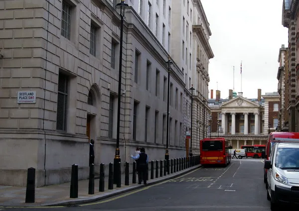 вход в министерство магии Great Scotland Yard Лондон