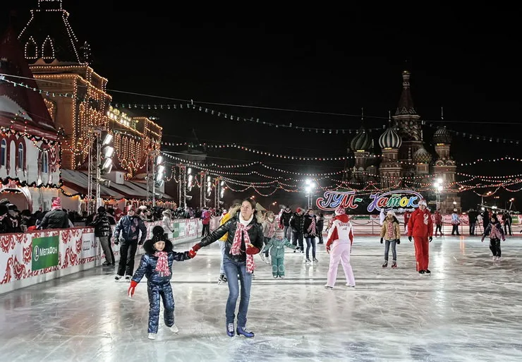 Каток на Красной площади в Москве