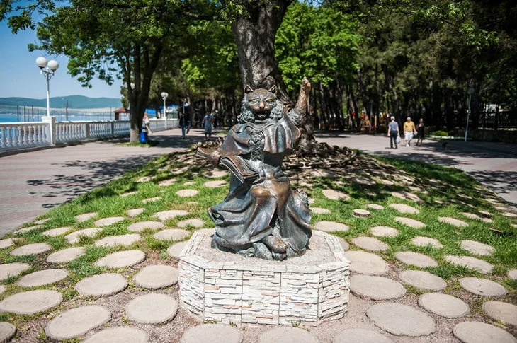 Памятник Кот ученый