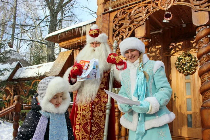 ded-moroz-i-snegurochka-iz-belarusi-chitayut-pisma