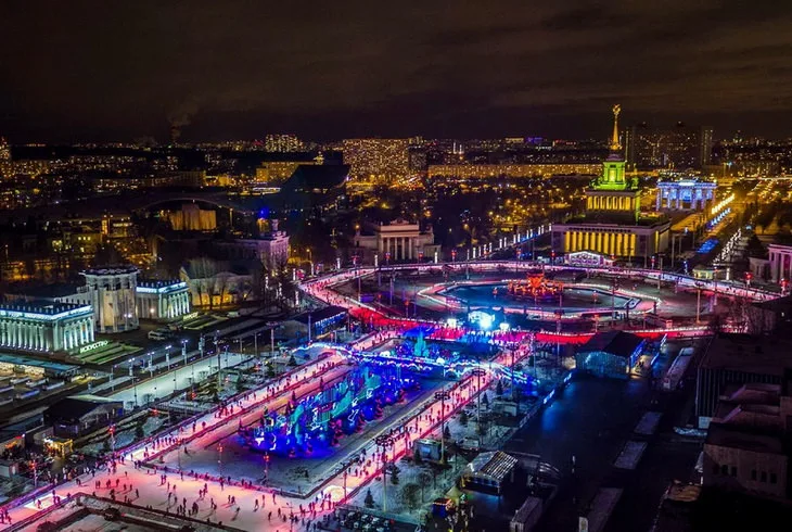 Каток на ВДНХ в Москве