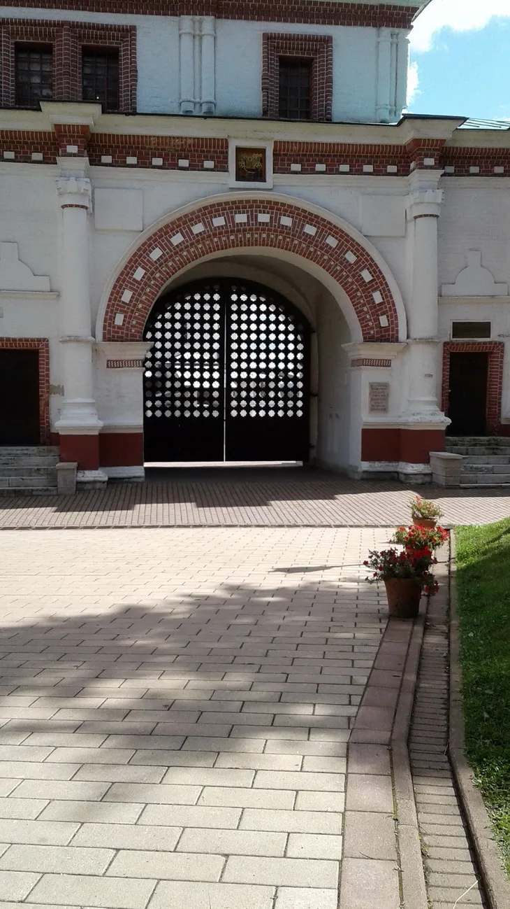 Вход, украшенный кованой решеткой